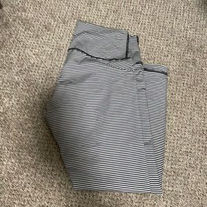 Lululemon Wunder Under Luxstreme 25” in Hype Stripe black and white, size 10
